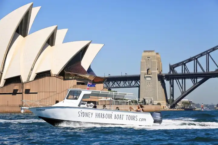 Exploring-Sydney-Via-Harbor-Cruise
