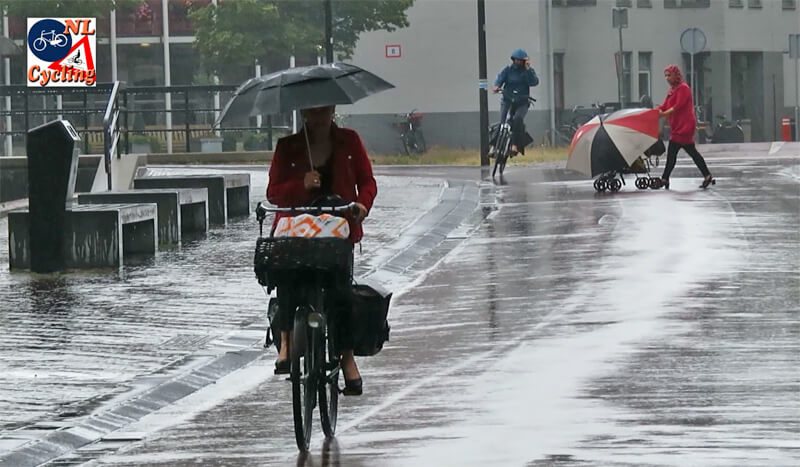 Cycling-rain-netherlands-umbrellas