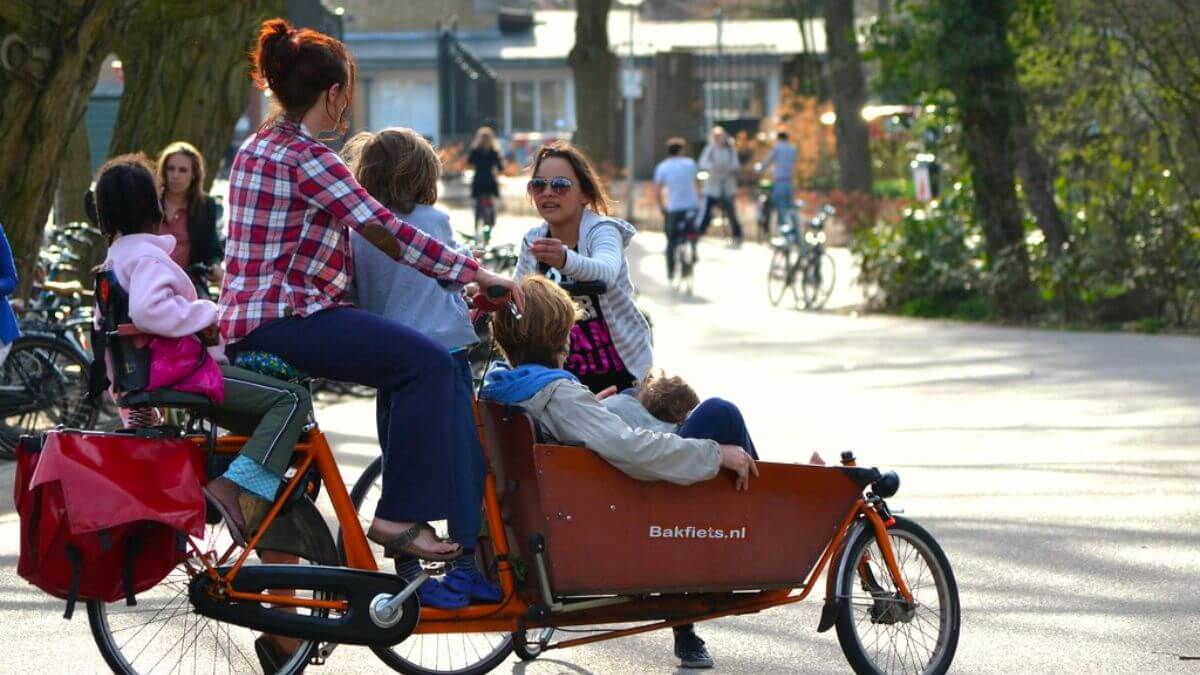 cycling-in-netherlands-without-helmets