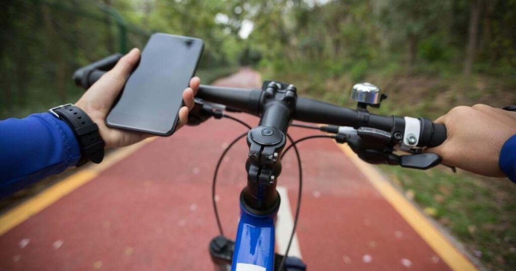 Cycling-Using-Phone