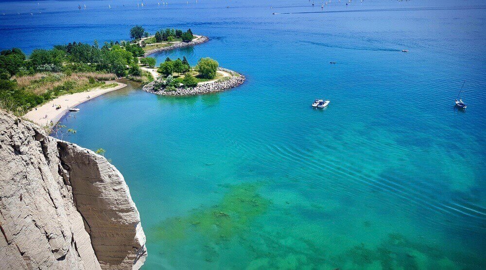 7-Spots-With-Stunning-Blue-Water-In-Canada