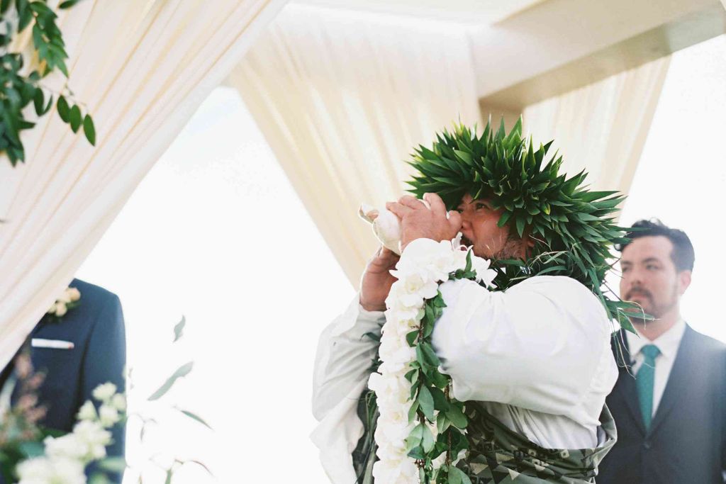 Blowing-of-The-Pū-at-traditional-hawaiian-wedding