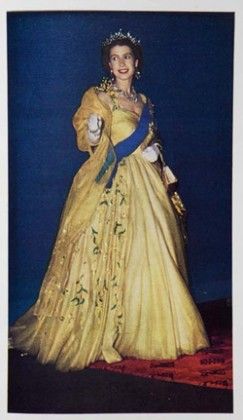 queen-in-golden-wattle-dress
