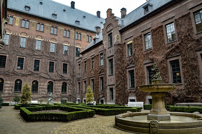 courtyard-city-hall-rotterdam
