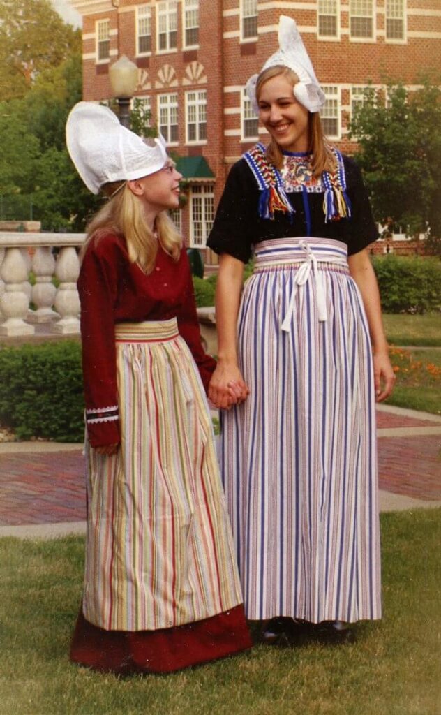 Traditional-Dutch-Women-Clothing
