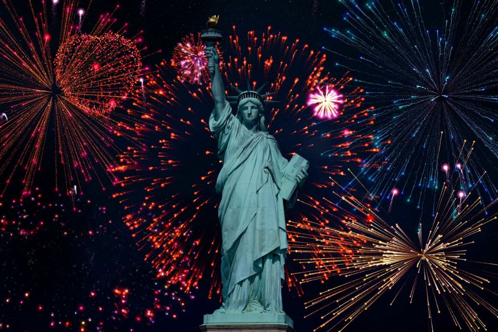 statue-liberty-firework-at-night