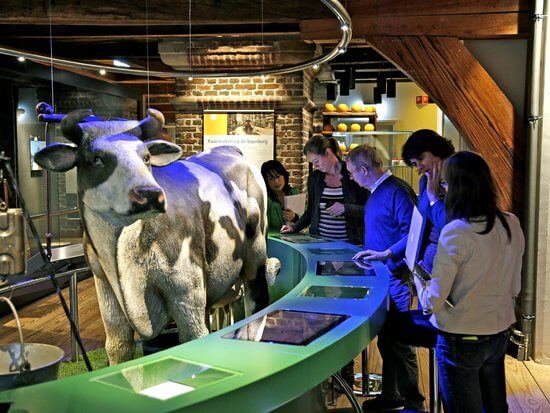 visitors-at-alkmaar-cheese-museum