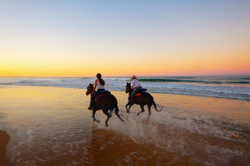 horse-riding-on-rainbow-beach-coast
