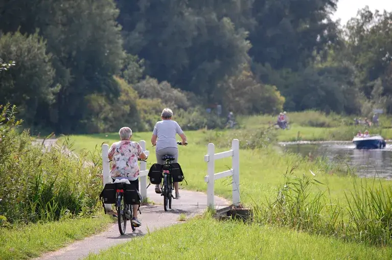 Giethoorn-village-Cycling