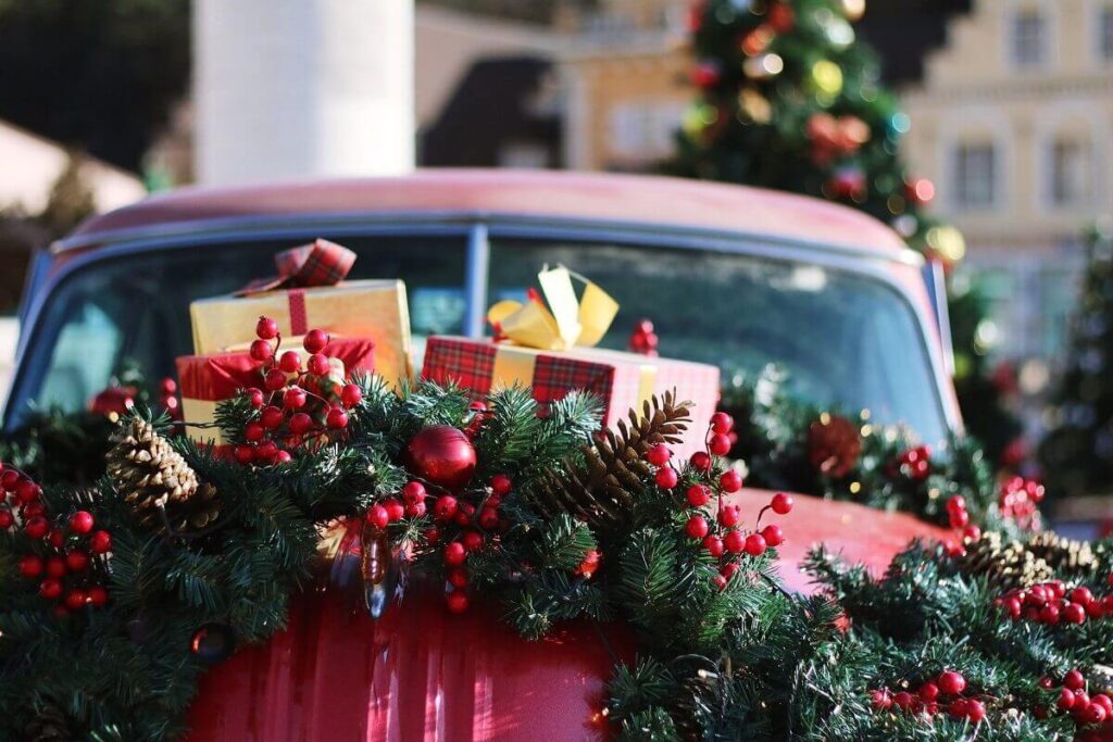 Christmas-Decorations-on-Car