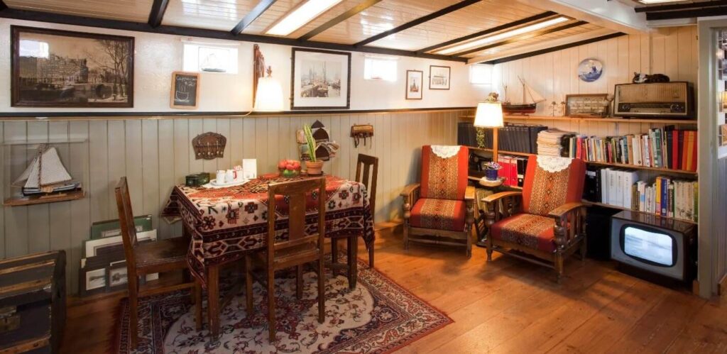 Houseboat-museum-inside