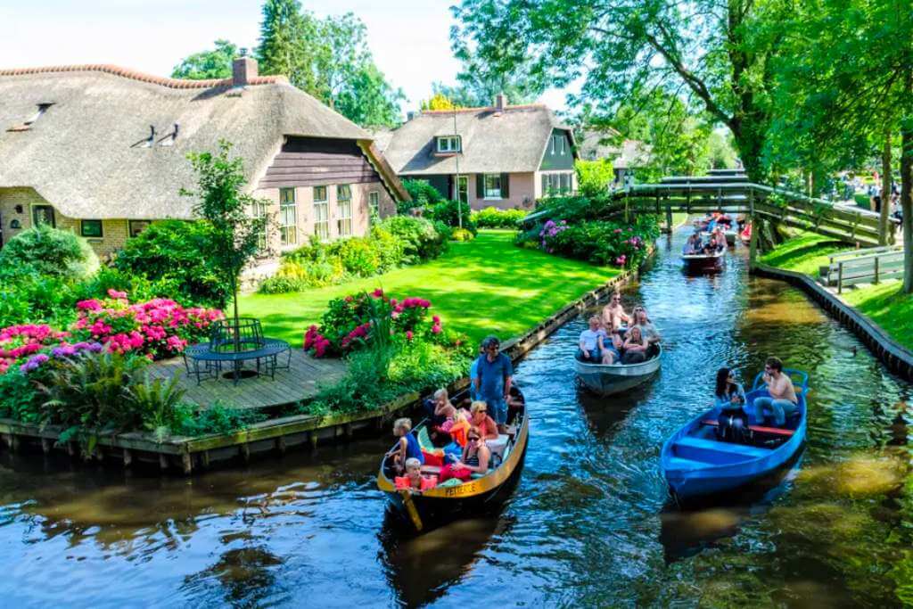 Giethoorn-village-boat