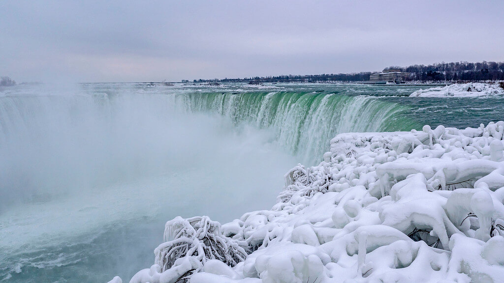 Niagara-Falls-in-winter