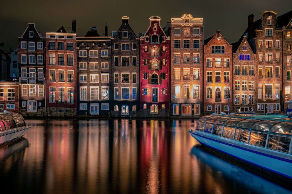 night-Amsterdam-canal-cruise