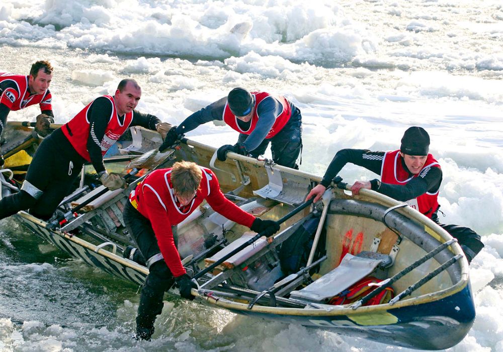 quebec-winter-carnival-ice-canoe-race