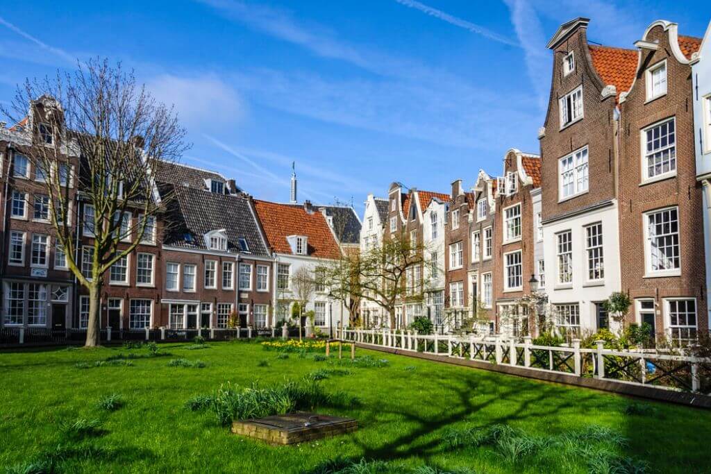 begijnhof-amsterdam-netherlands