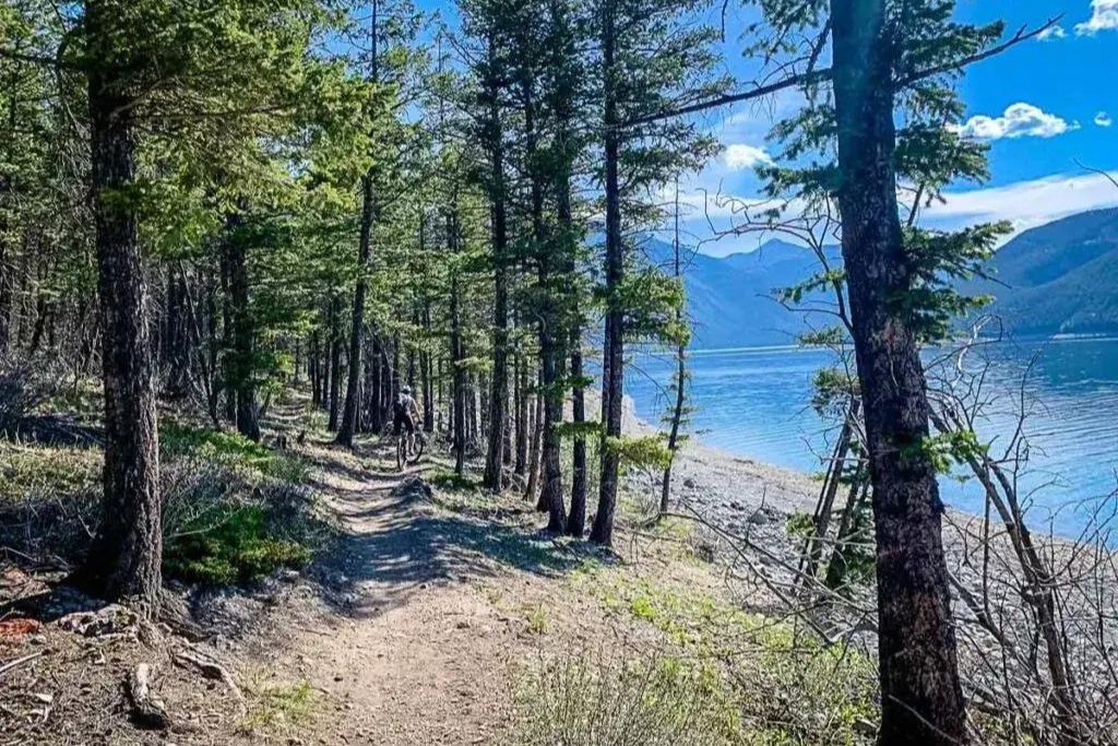 Lake-Minnewanka-Trail