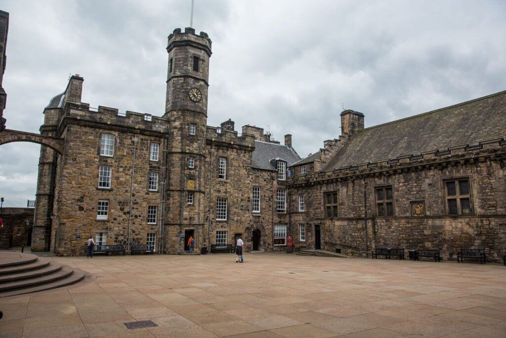 Edinburgh-Castle-Royal-Square.jpg.optimal (1)