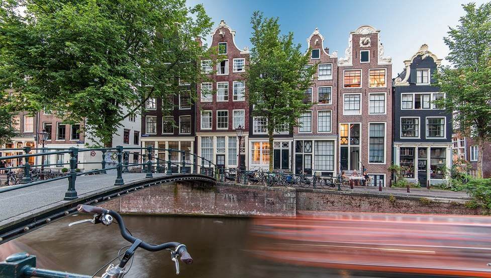 Amsterdam-canals-architecture