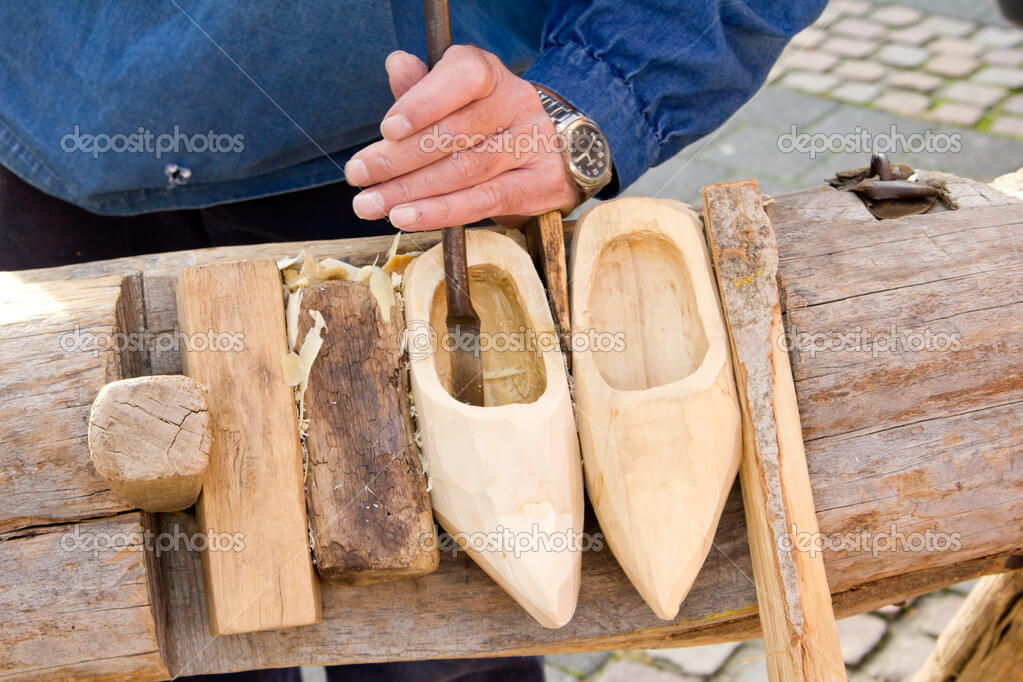 Dutch-Wooden-Shoes-making
