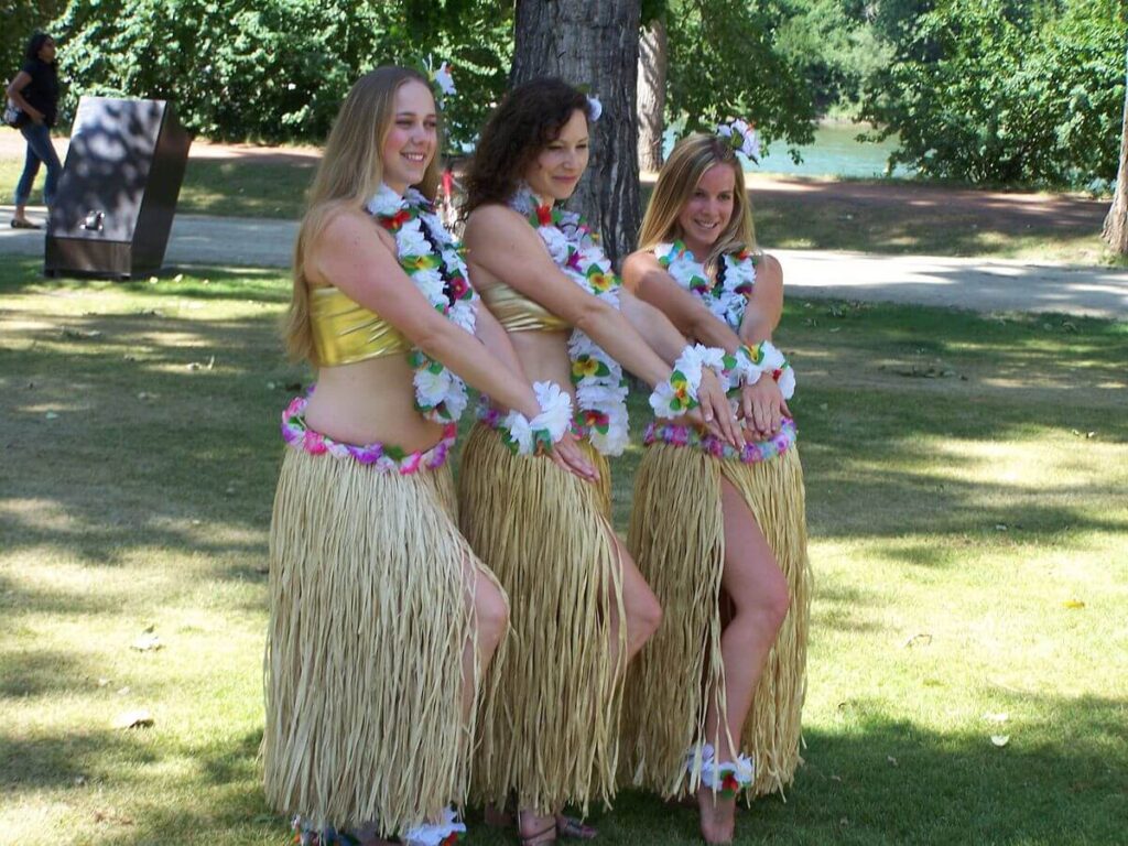 Hawaiian-grass-skirts