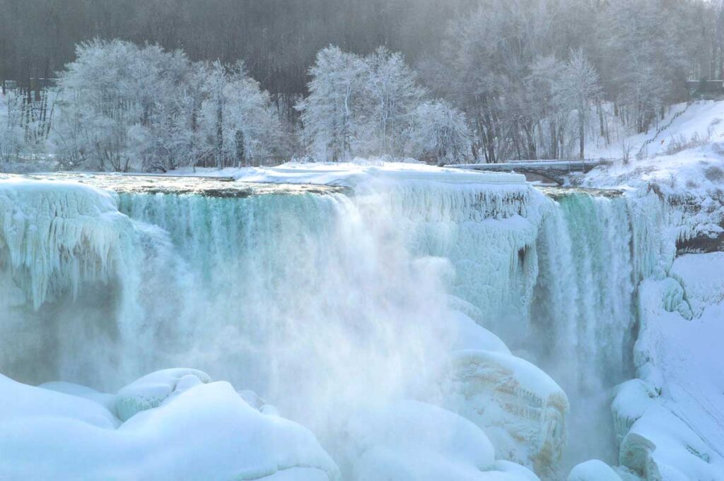 Falls-Niagara-in-winter