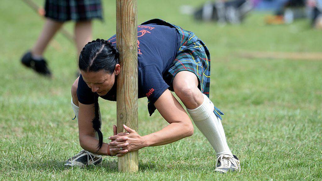 woman-in-caber-toss