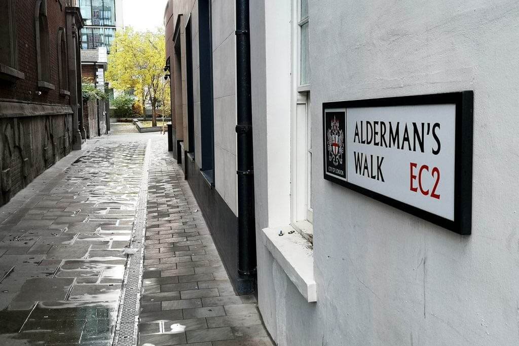 aldermans-walking-london-streets