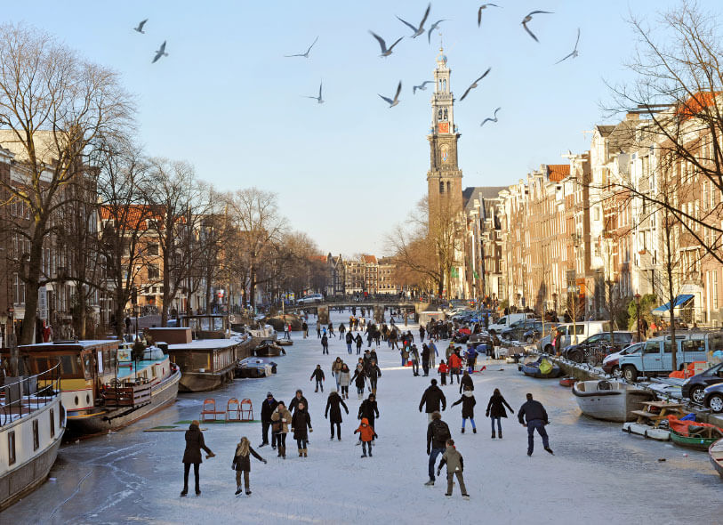 Enjoy-The-Fun-Of-Ice-Skating-On-Amsterdam-Canals
