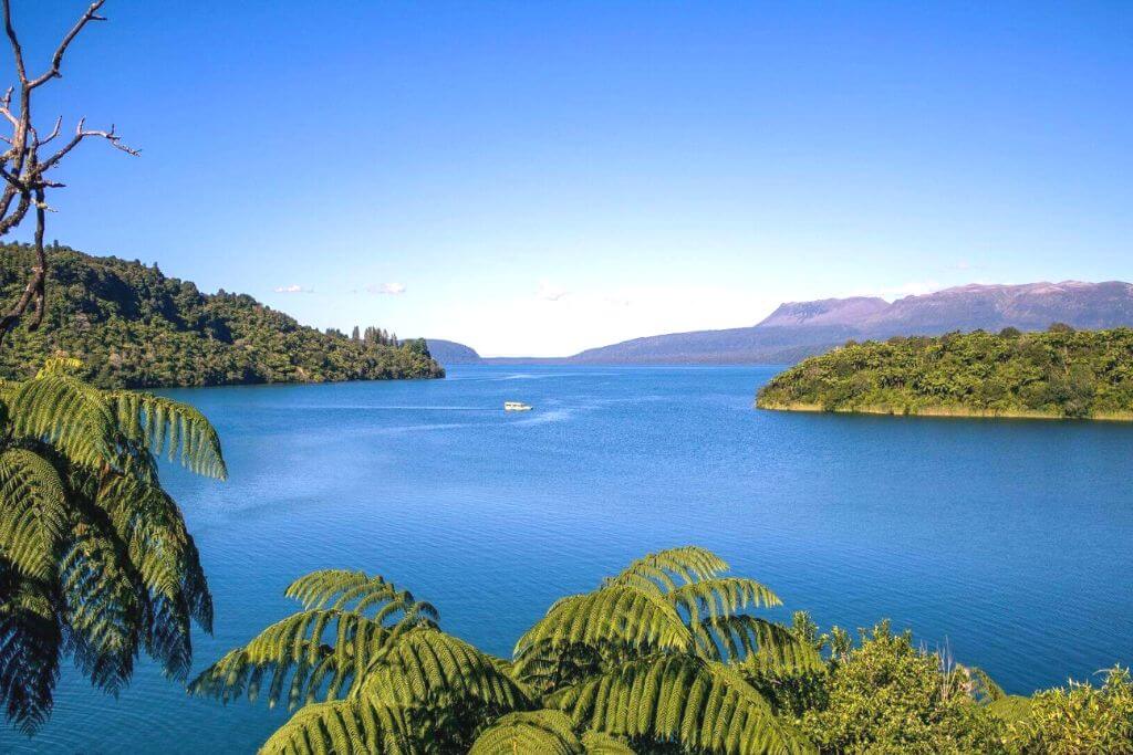 lake-tarawera-rotorua-north-island-new-zealand