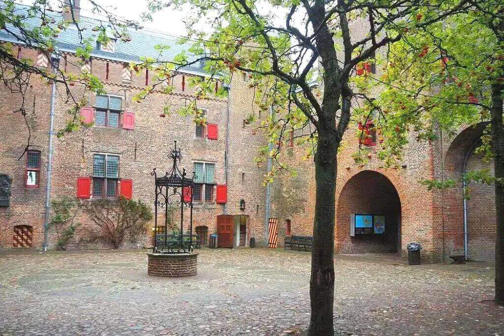 courtyard-Castle-Muiden
