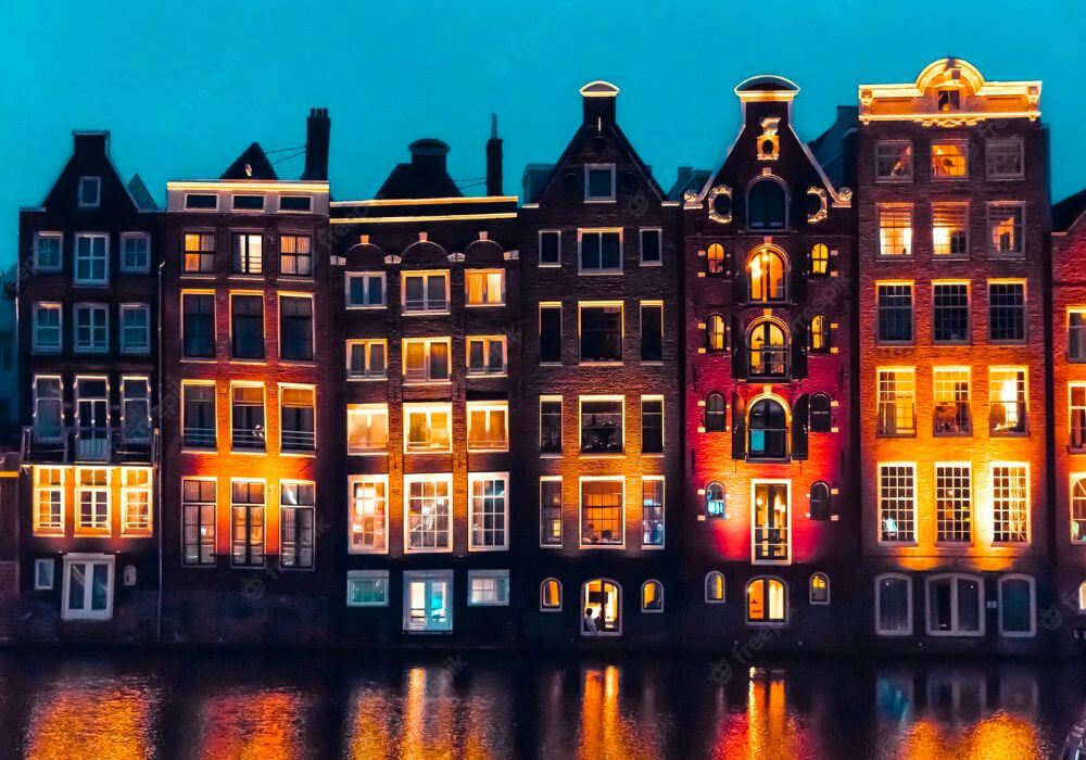 Narrow-Houses-of-Damrak-amsterdam