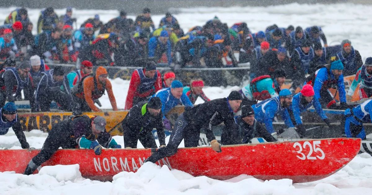quebec-winter-carnival-ice-canoe-race