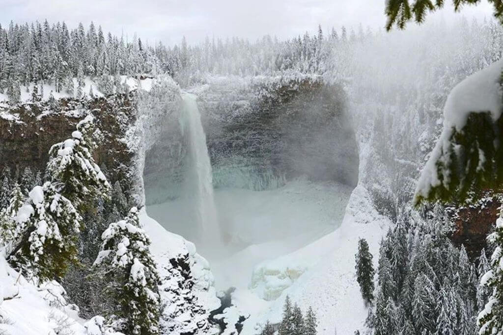 the-waterfall-in-winter