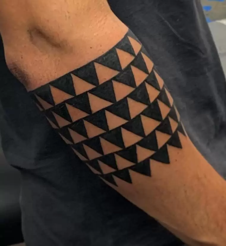 Triangular tattoo representing shark teeth, simple, black, abstract on  Craiyon